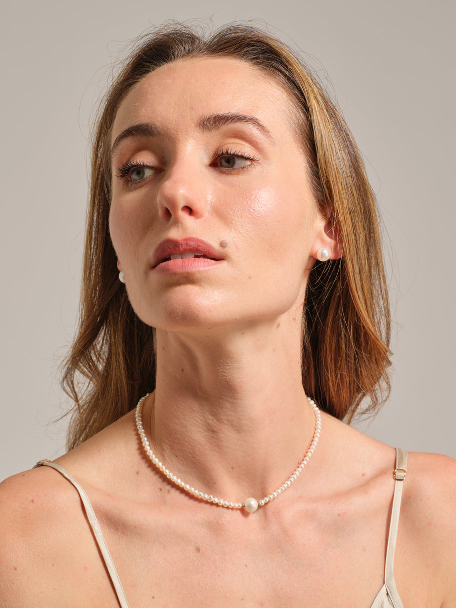 Delicate Pearl Choker with Gold Accents